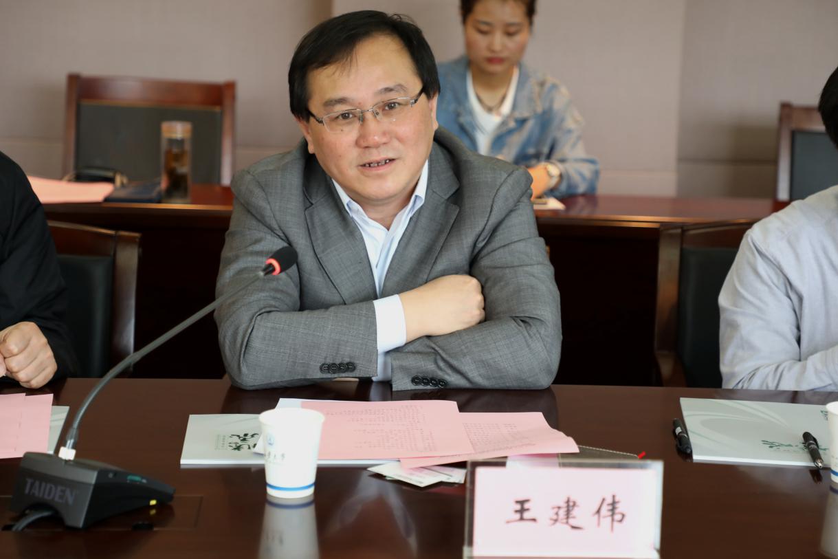 王建伟副校长代表学校热烈欢迎方哲形副书记一行来校交流洽谈校企合作