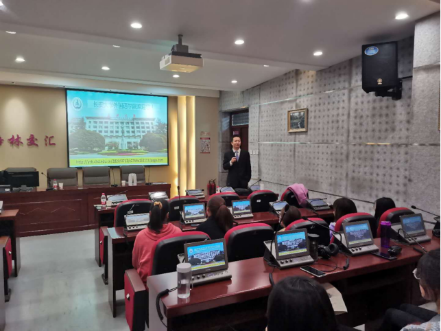 责任教授林忠介绍个人研究领域