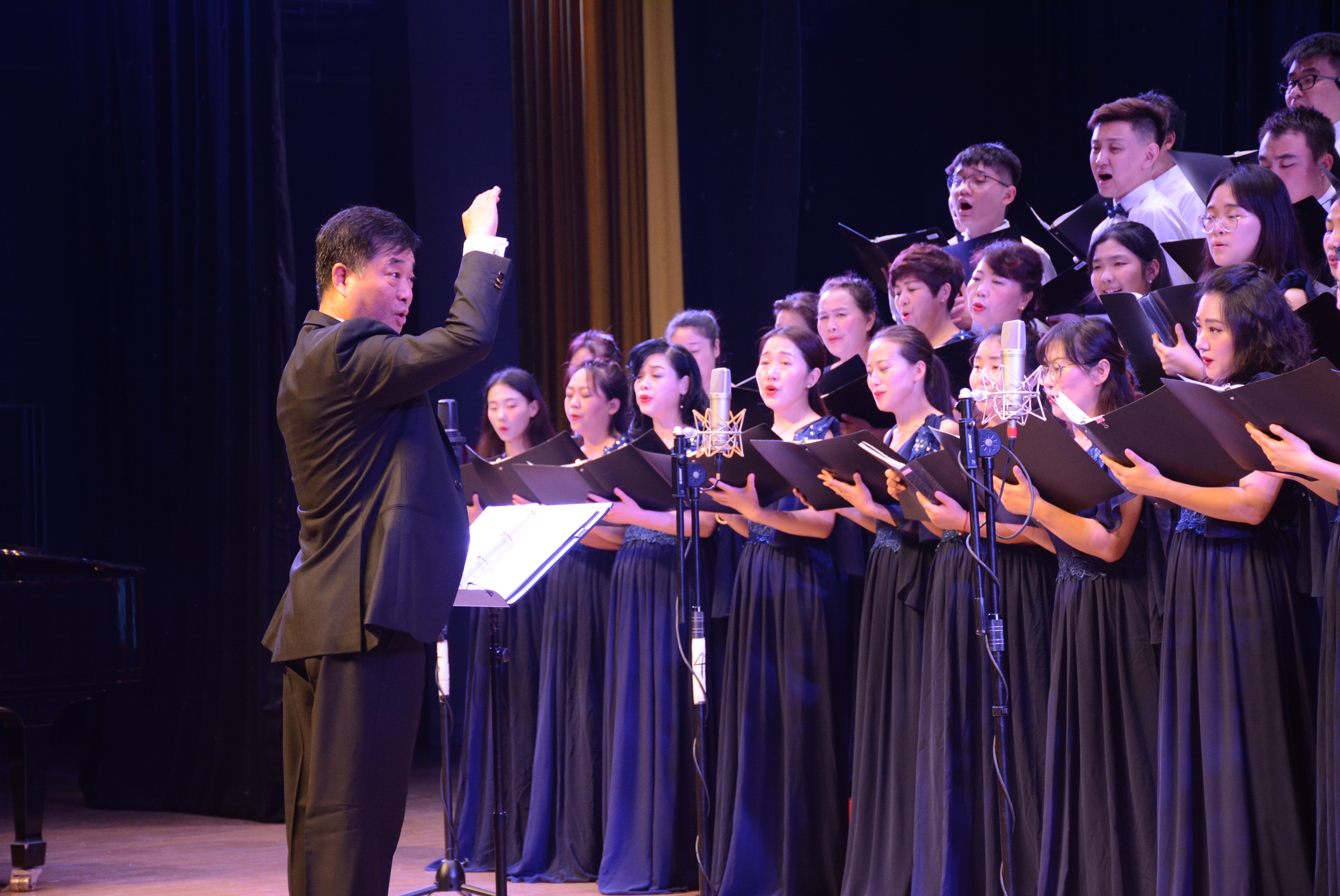 陕西佳音合唱团来我校举办专场演出