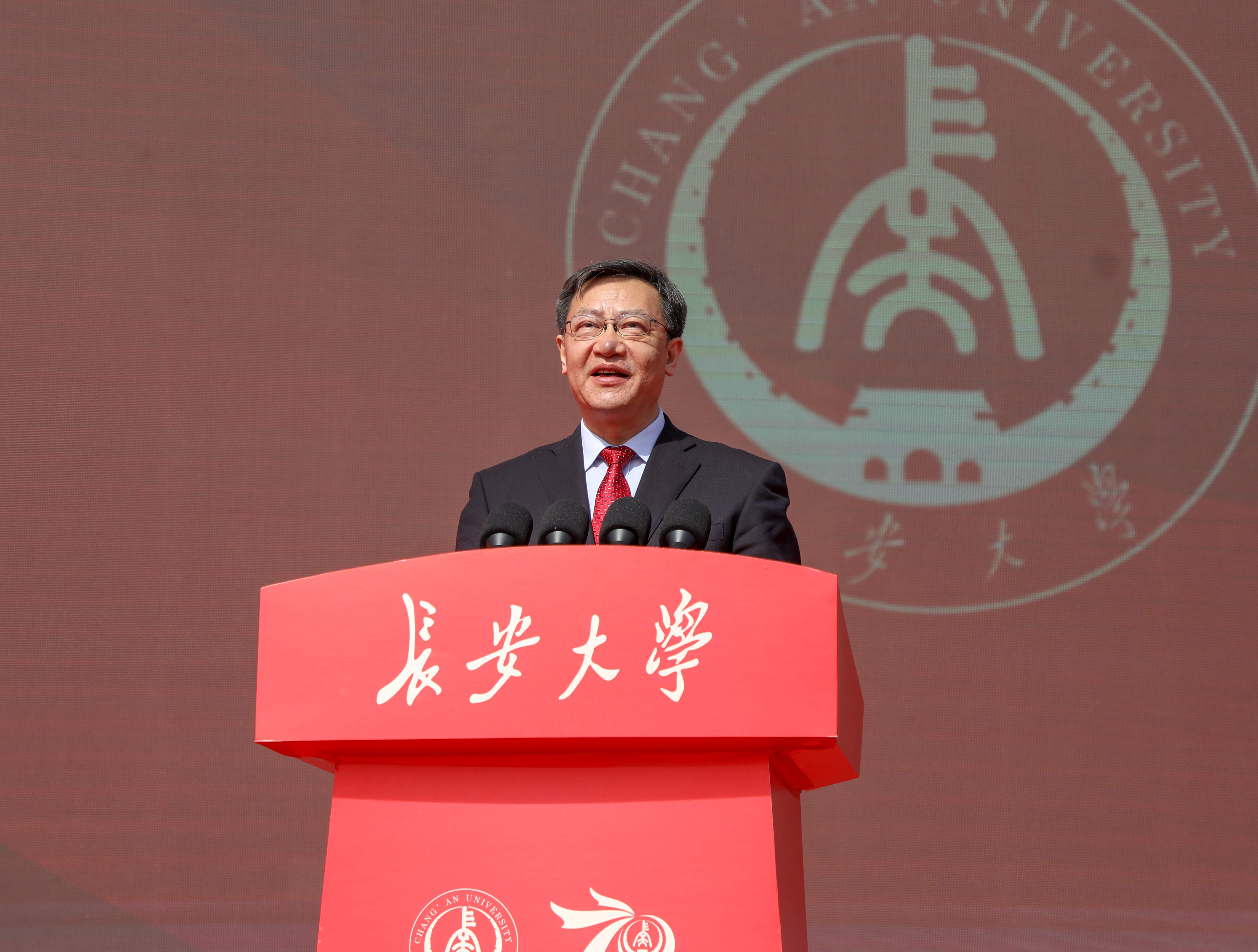 校党委书记陈志坚主持大会